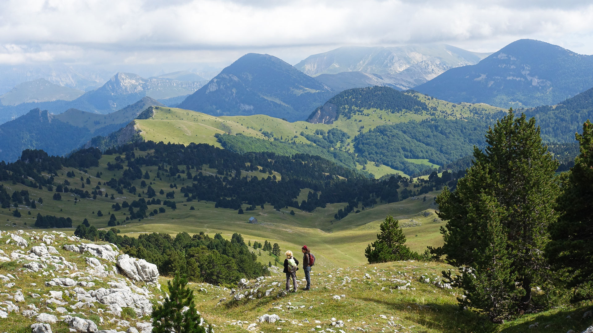 randonneuses regardant les ondulations du vallon de Combeau