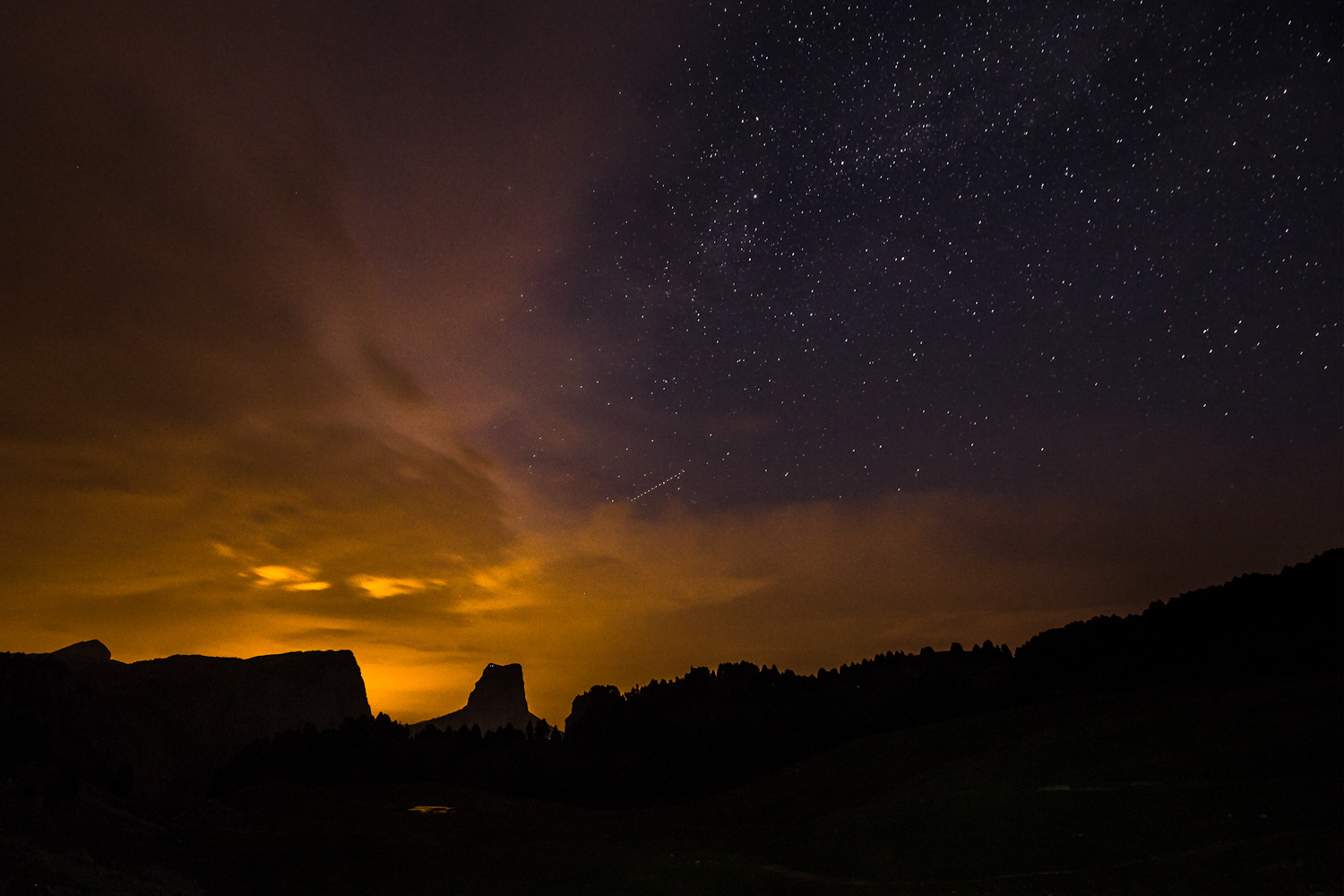 La silhouette du Mont Aiguille sous un ciel étoilé dans le Vercors