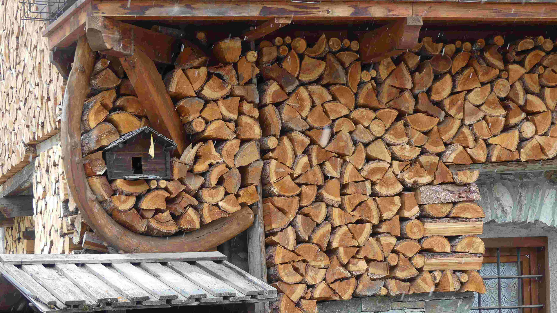 pile de bois contre une maison traditionnelle du Val d'Aoste