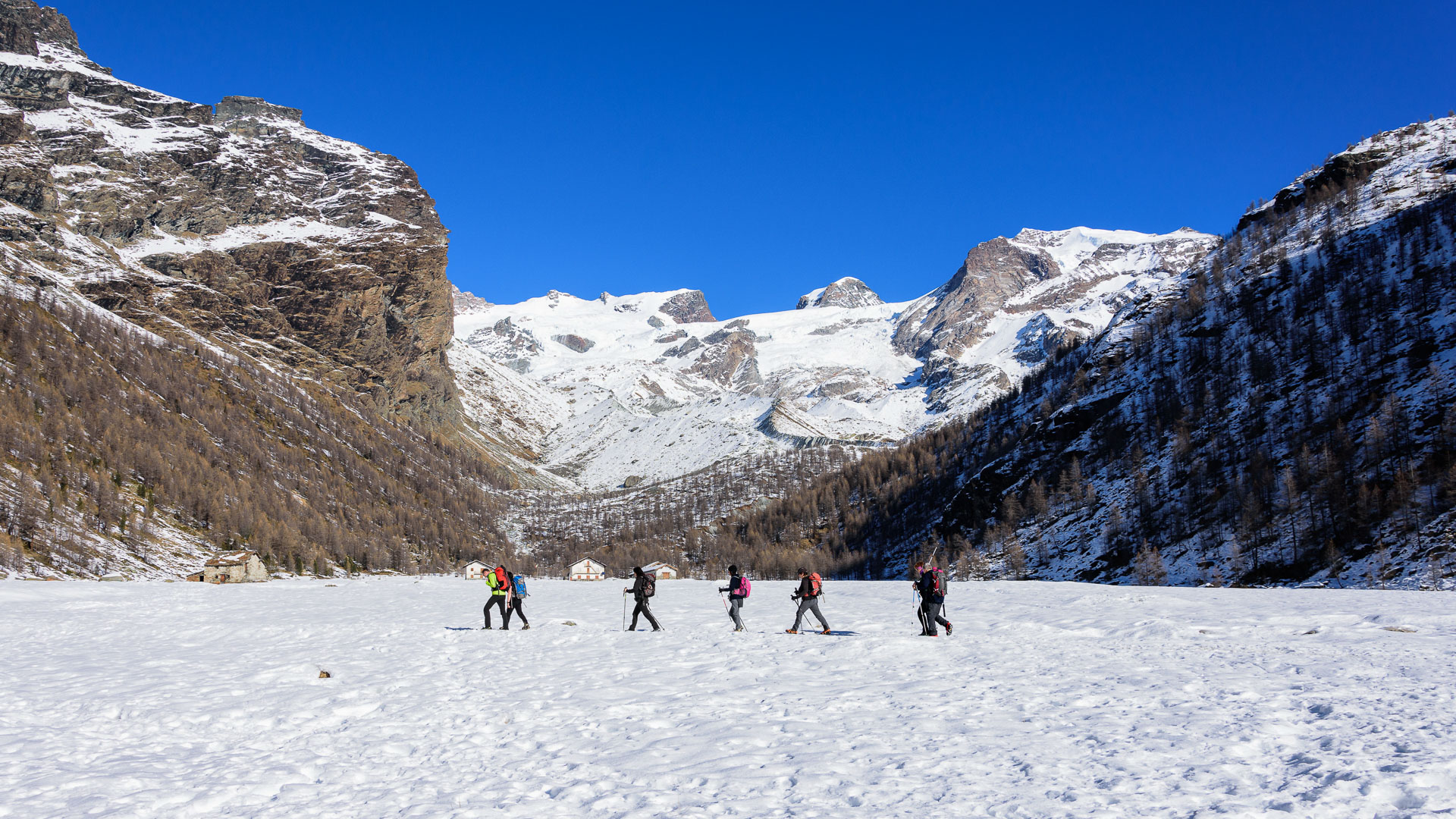 groupe en raquettes dans le Val d'Ayas en Italie