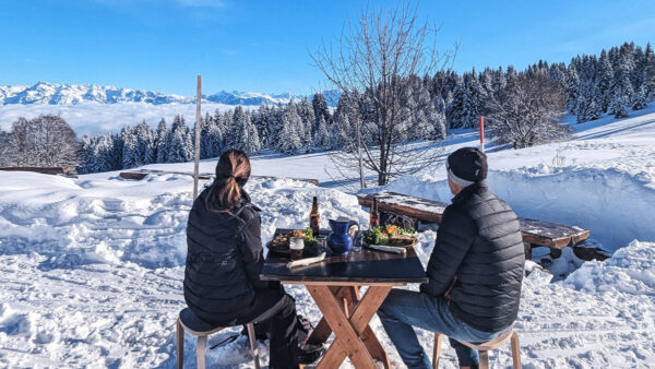 sur la terrasse du refuge de la Molière en hiver