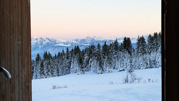 sur la terrasse du refuge de la Molière en hiver
