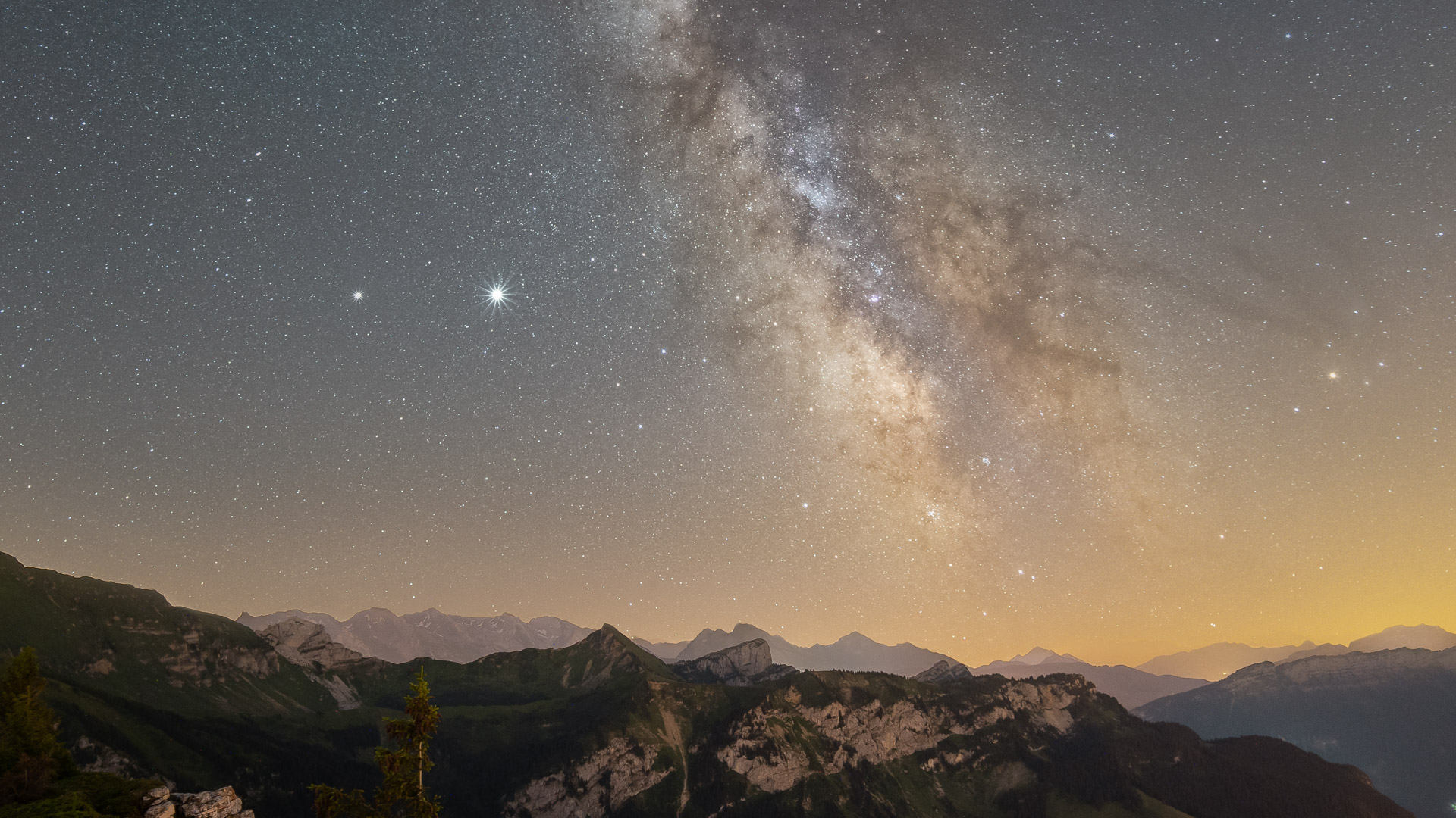 La voie lactée au-dessus des sommets du Vercors