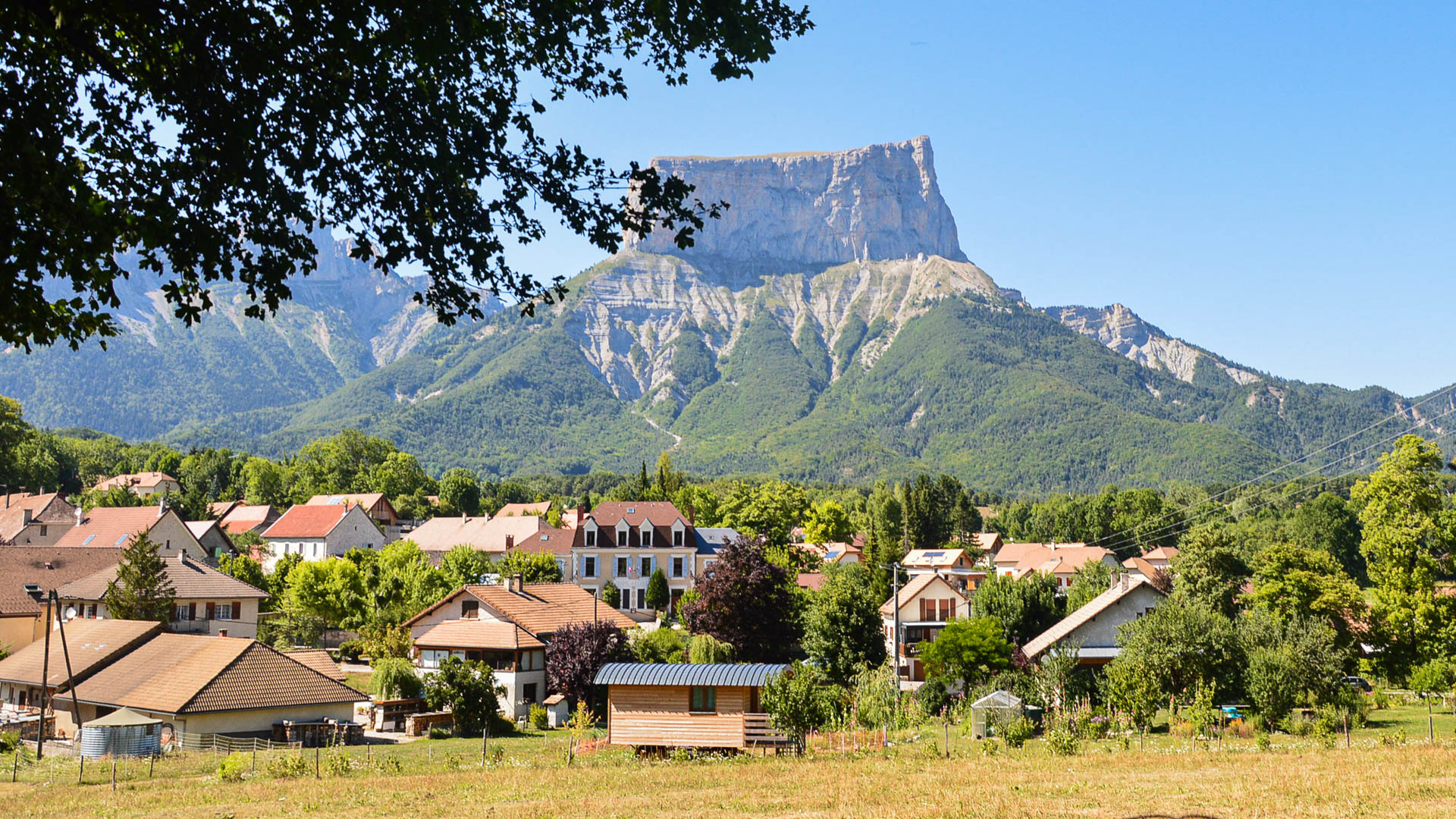 Arrivée au village de Chichilianne, au pied du Mont Aiguille