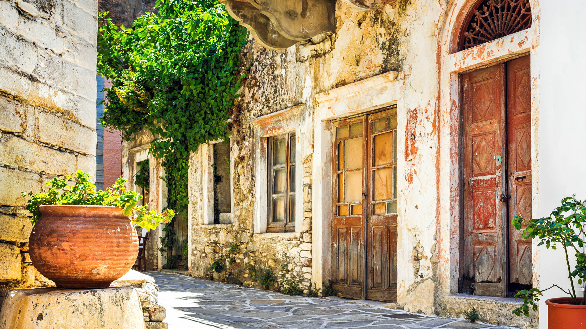 jolie ruelle dans un village ancien sur l'île de Naxos