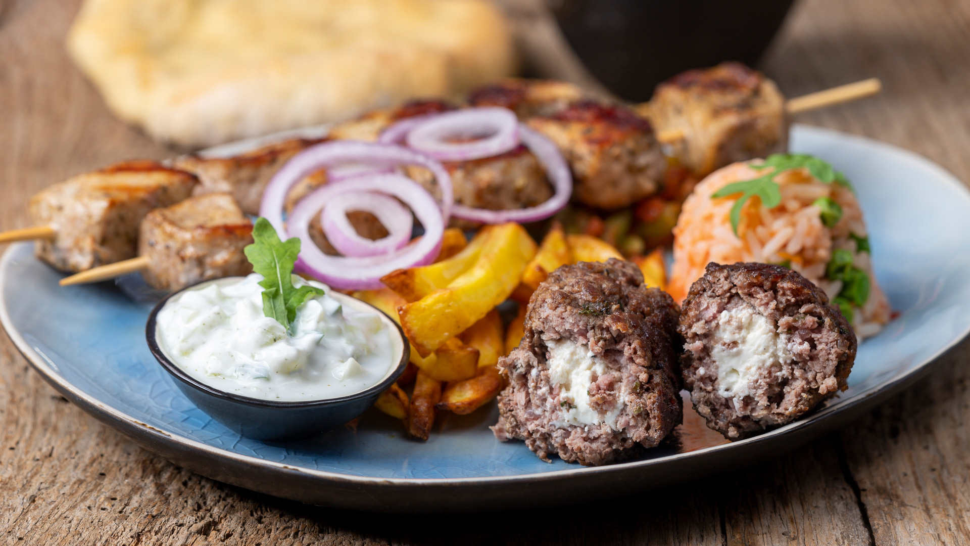 assiette de brochettes et sauce au yaourt à Naxos