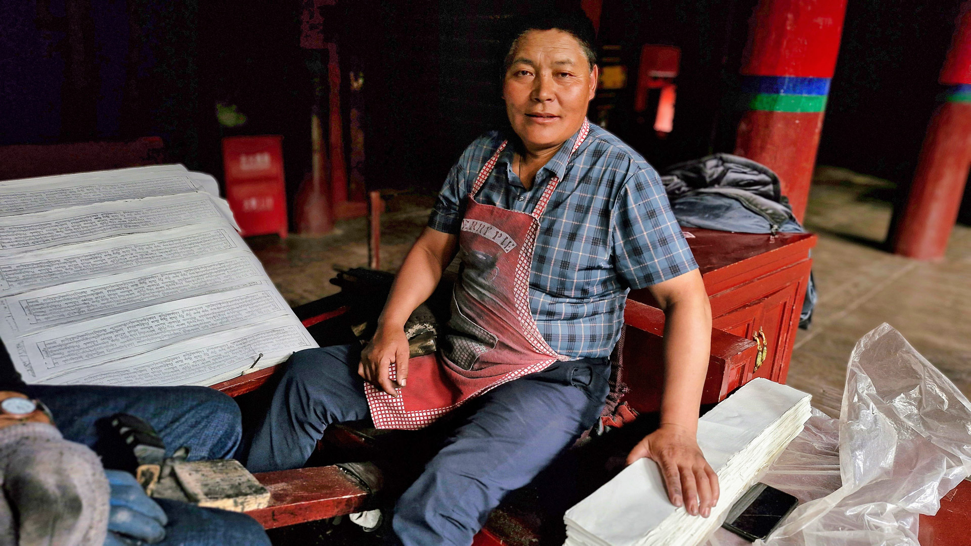 Artisan de l'imprimerie de Dergué au Tibet