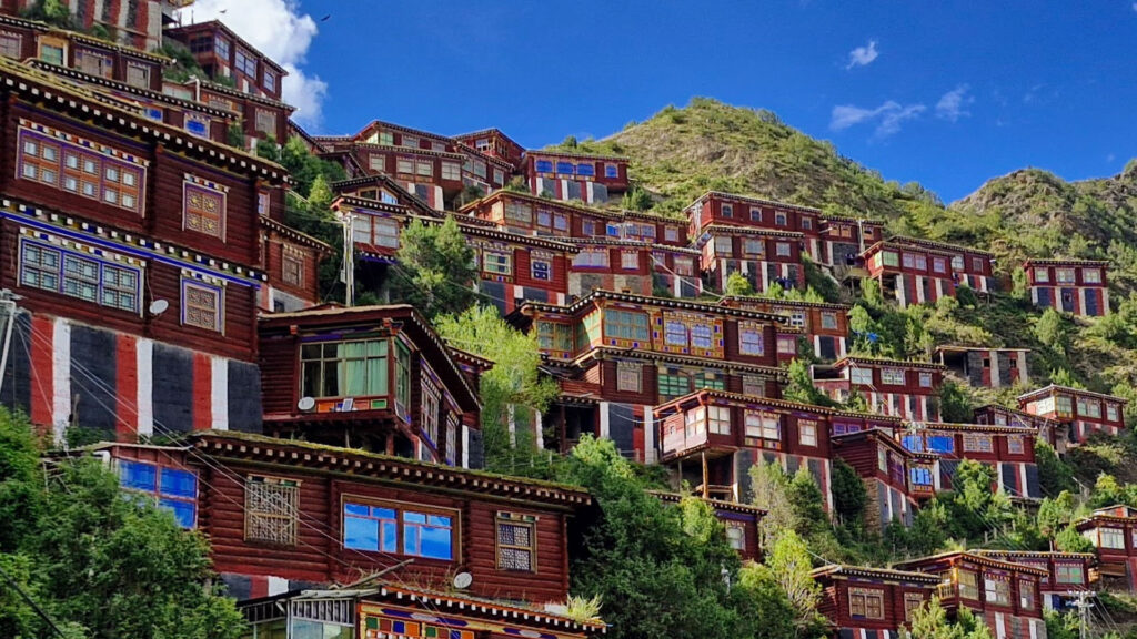 Maisonnettes du monastère de Dzongar au Tibet