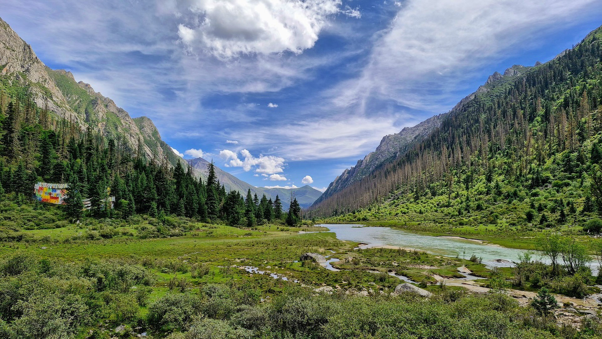 paysage montagneux dans la vallée de Duobugou au Tibet oriental