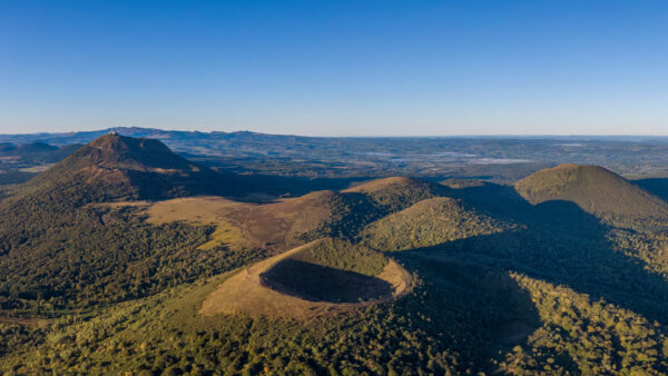 Vue aérienne du puy Pariou et du puy de Dôme dans le Massif Central