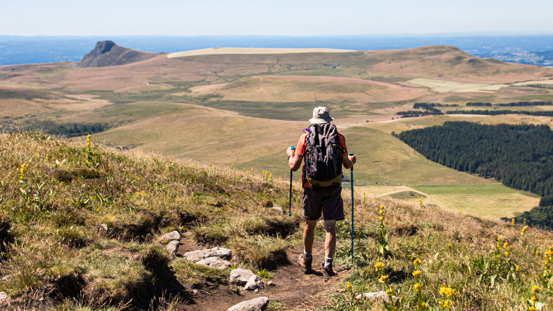 randonneur au Puy de la Tache dans le massif du Sancy