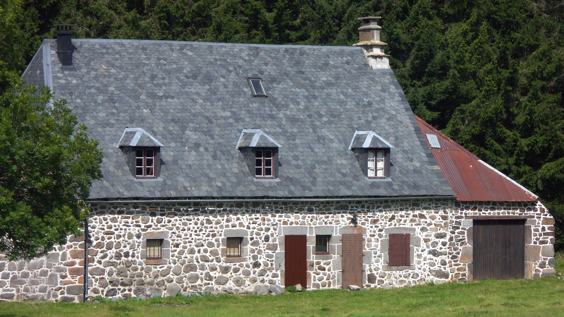 Une maison en pierre traditionnelle dans le Puy de Dôme