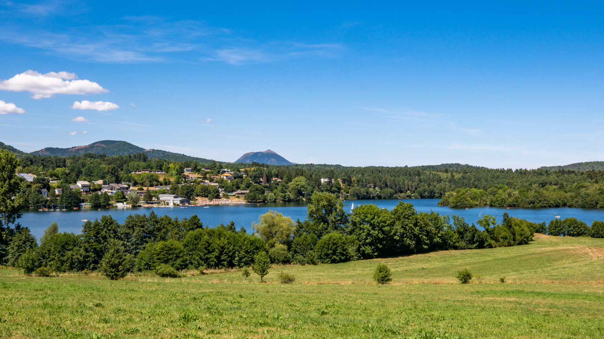 Vue sur le lac d'Aydat et le Puy-de-Dôme, Auvergne