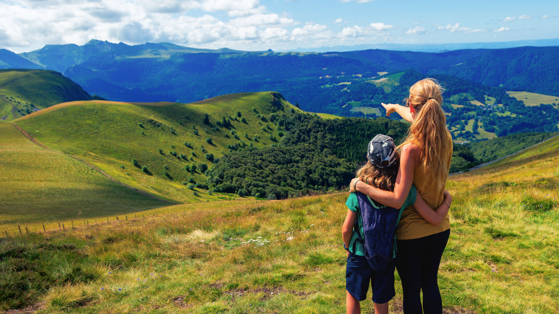 Mère et son enfant admirant le paysage panoramique dans le Massif Central, Auvergne