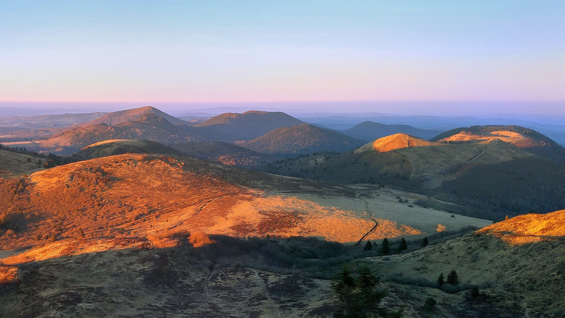 Paysage panoramique sur les volcans d'Auvergne