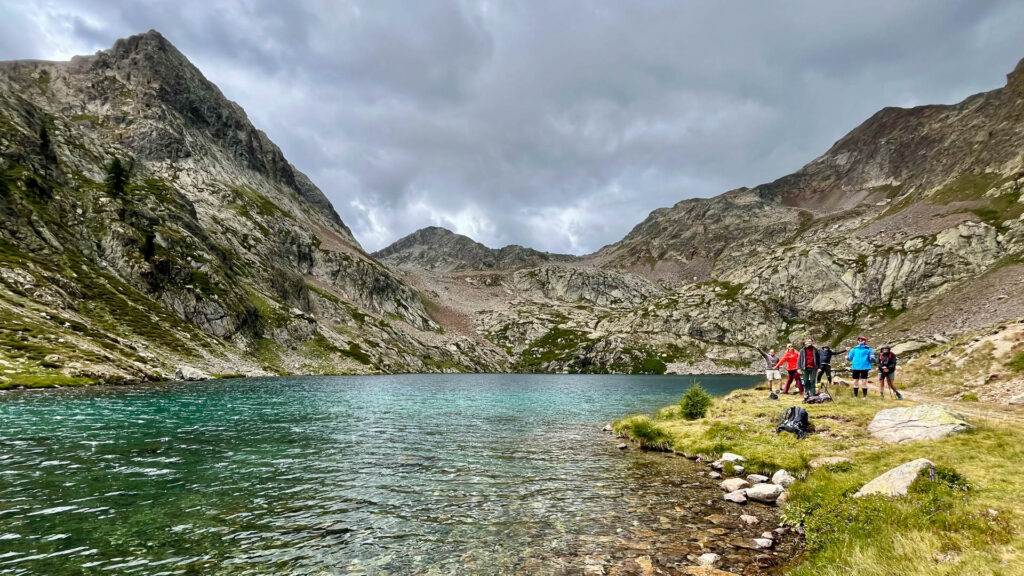 Randonneurs au bord du lac de Trecolpas dans le Mercantour