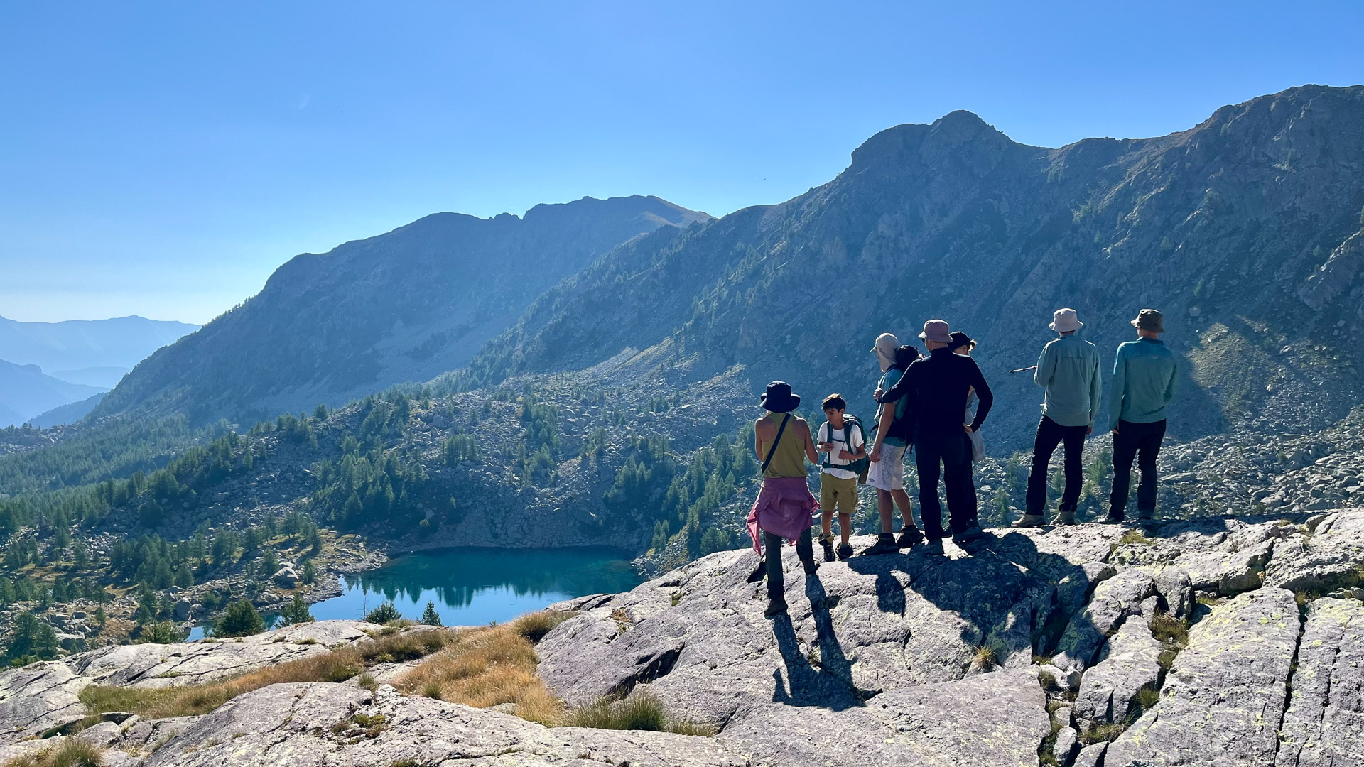 randonneurs admirant le paysage dans le parc du Mercantour