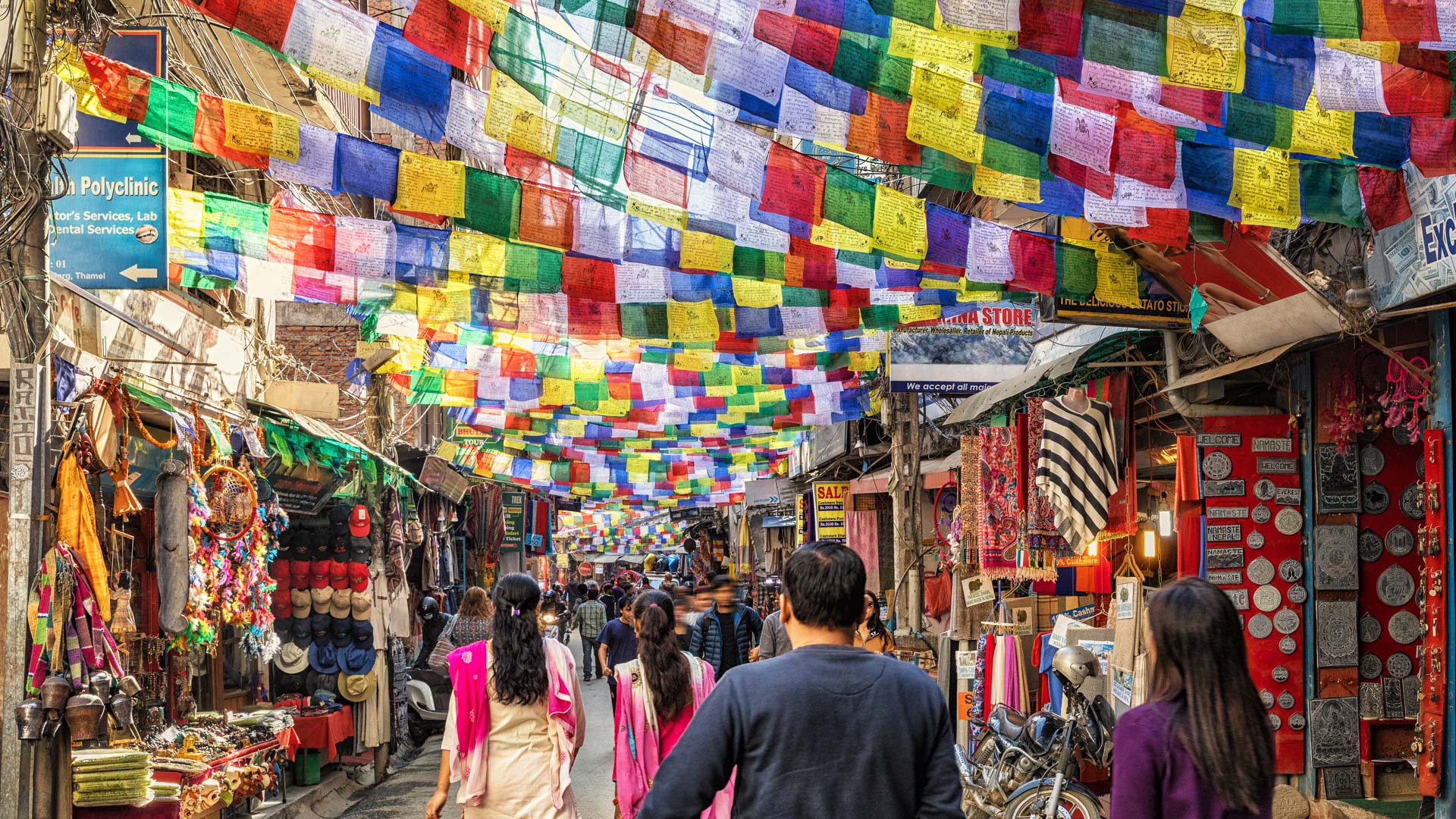 l'ambiance foisonnante des rues de Thamel couvertes de drapeaux à prières