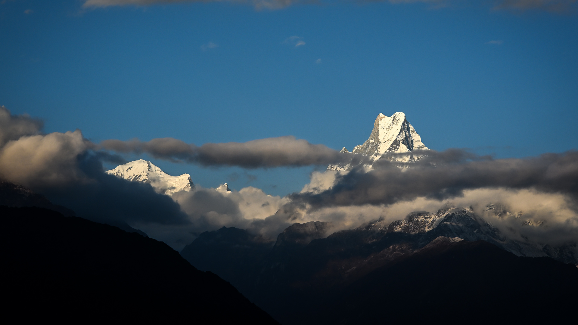 L'élégante silhouette en forme de queue de poisson du Machapuchare, sommet sacré de la région des Annapurnas au Népal,
