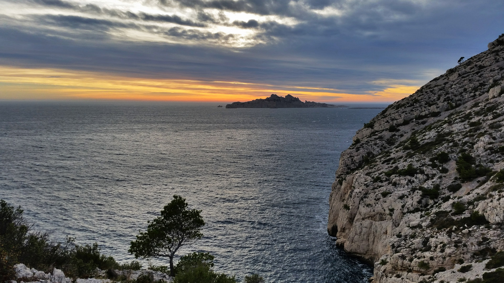 Ambiance du soir en bord de mer dans les Calanques