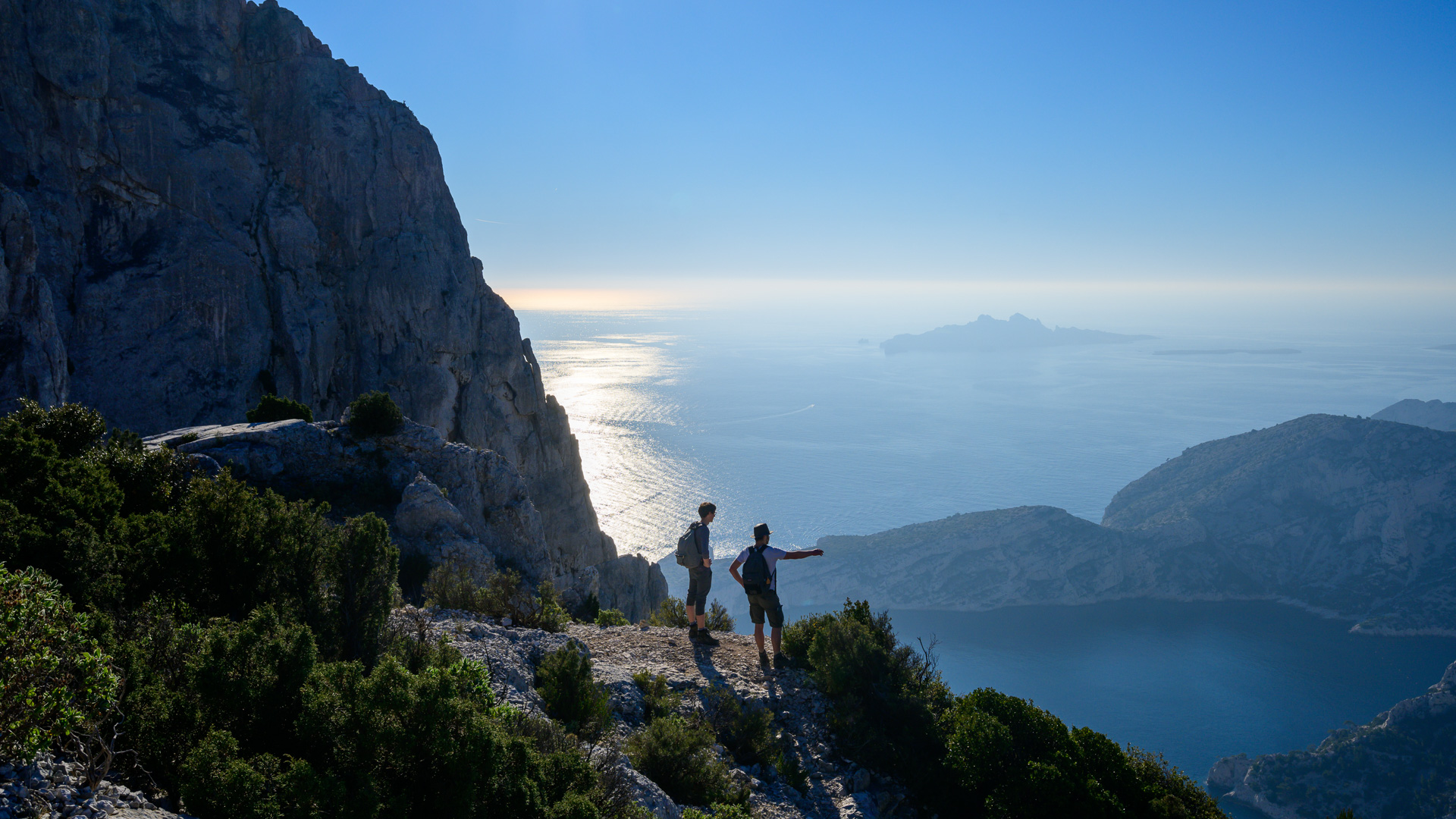 Randonneurs contemplatifs dans les Calanques en hiver