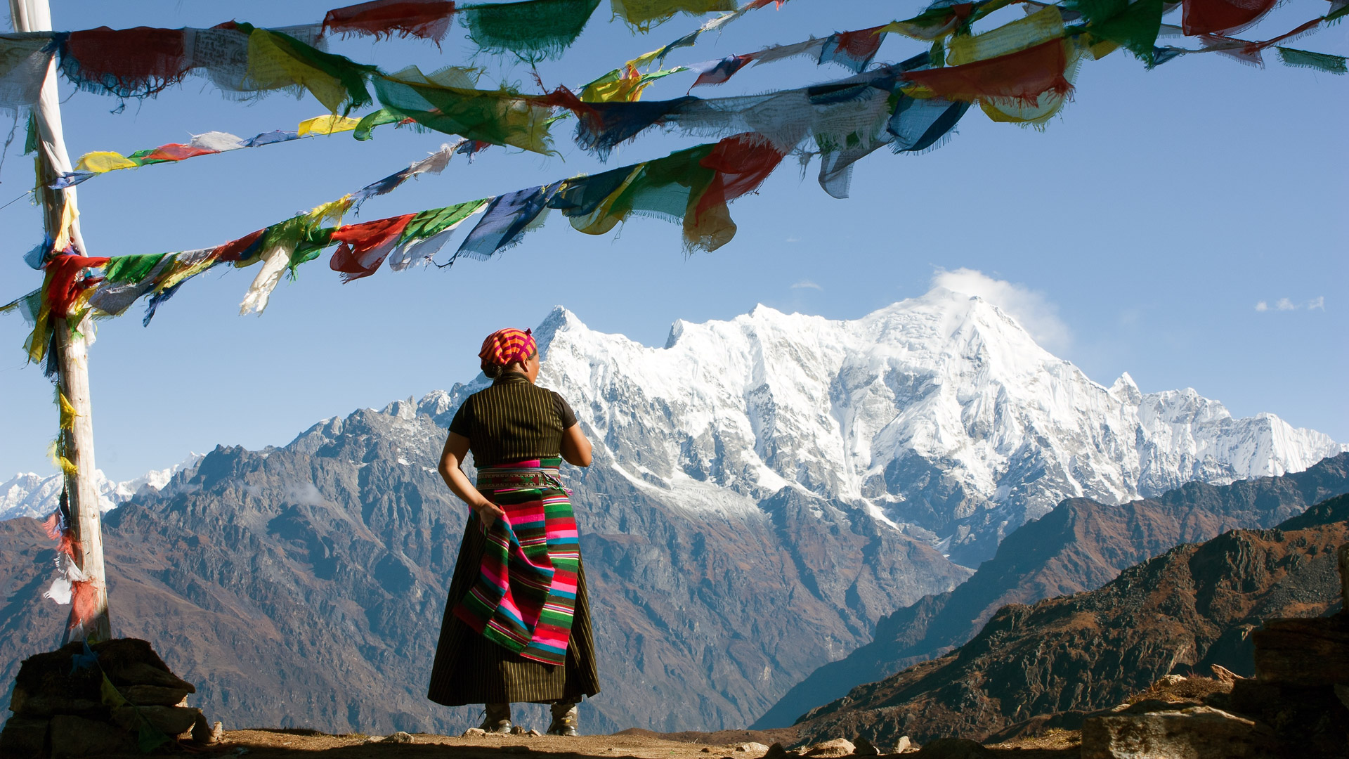 villageoise tamang devant un sommet sur le trek du Langtand au Népal