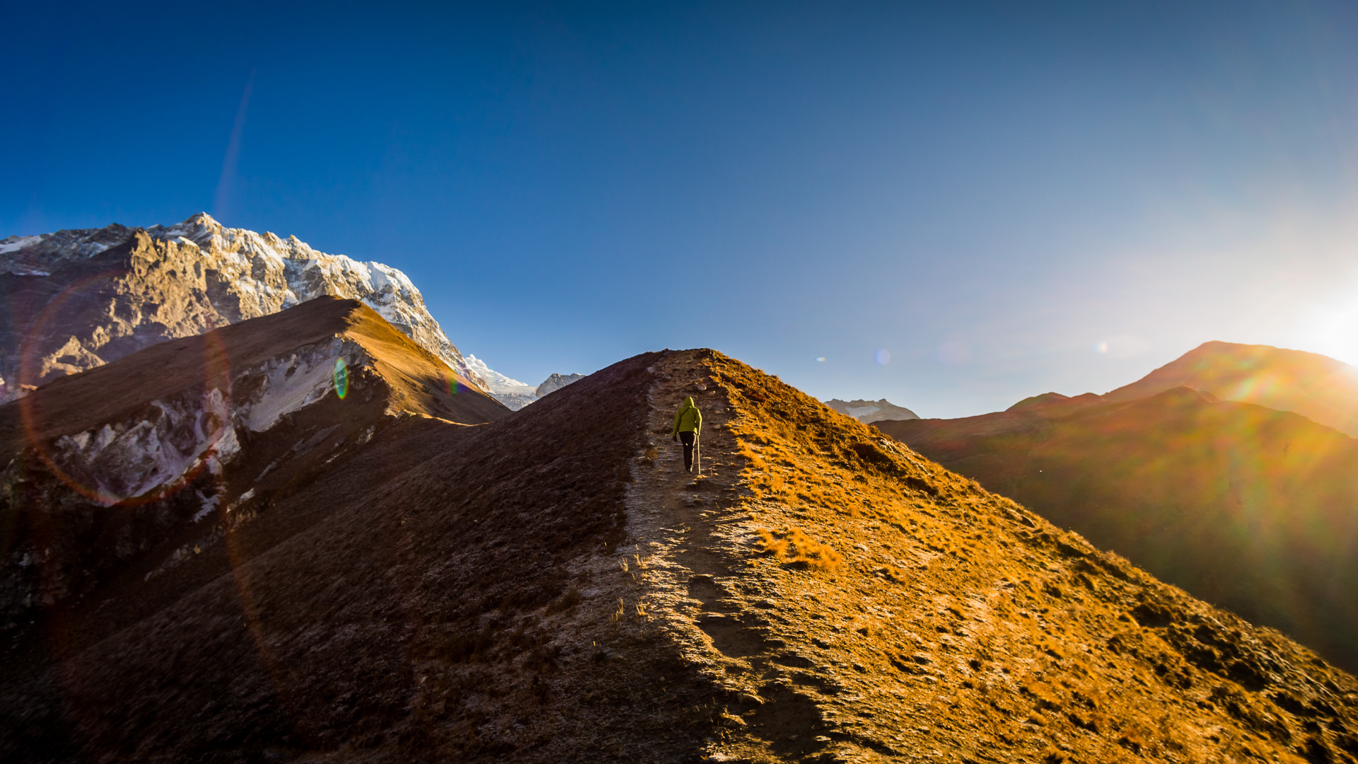 Trekkeur pendant l'ascension du Kyanjin Ri peak au-dessus de kyanjin Gompa