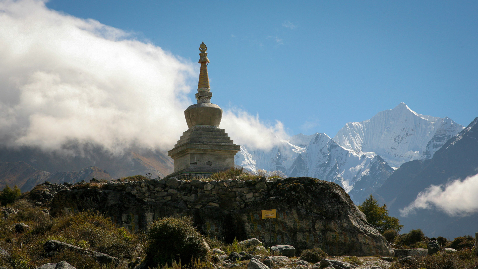 Chorten et sommets himalayens dans la vallée du Langtang au Népal.