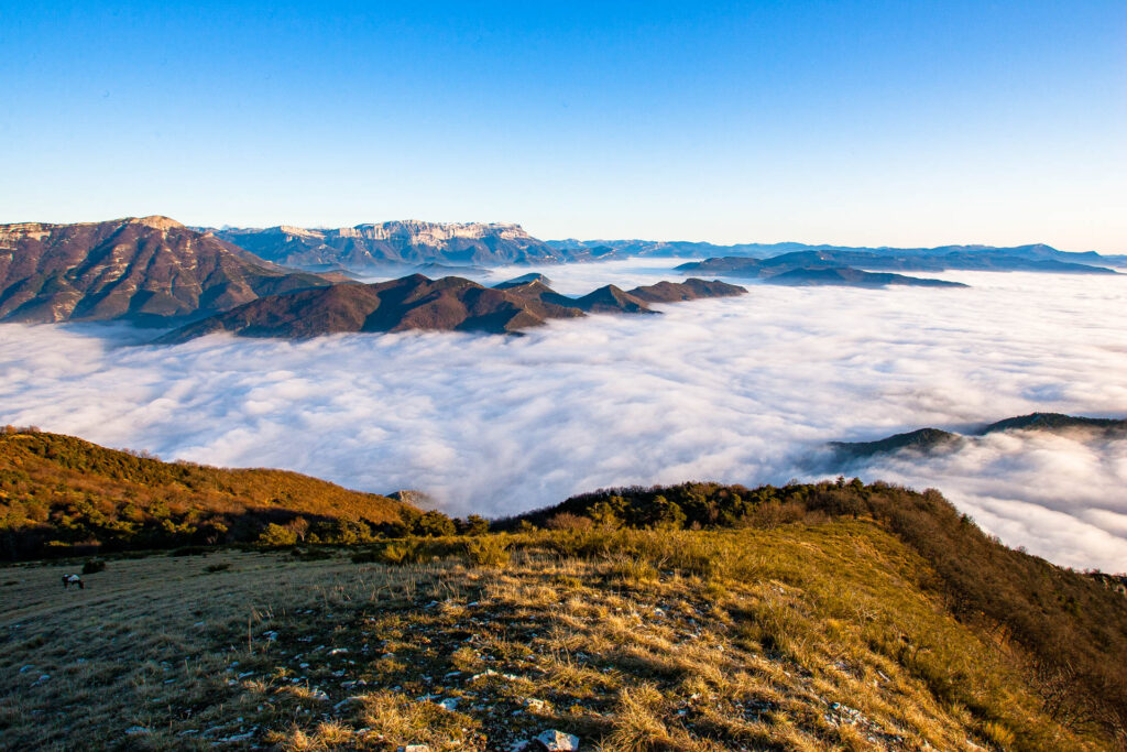 Mer de nuage dans le Vercors d'où émerge la montagne de Glandasse